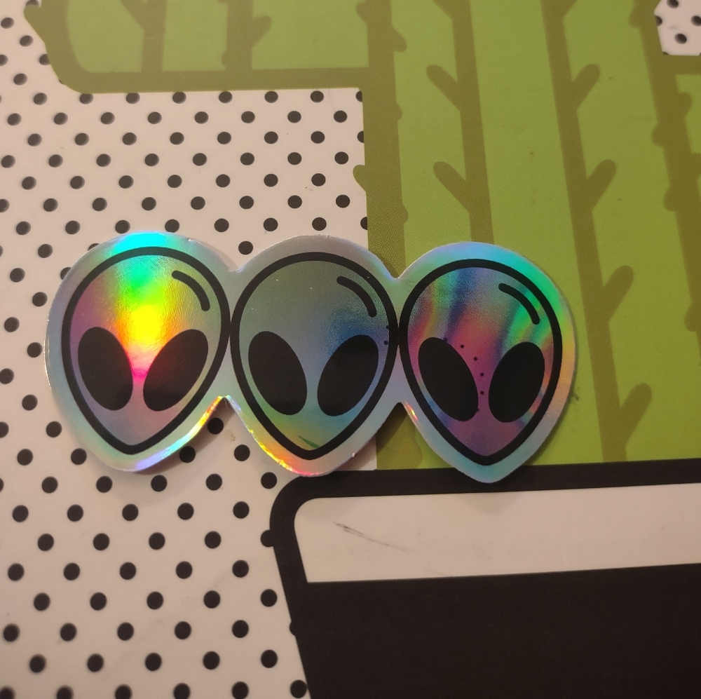 Holographic triple alien head